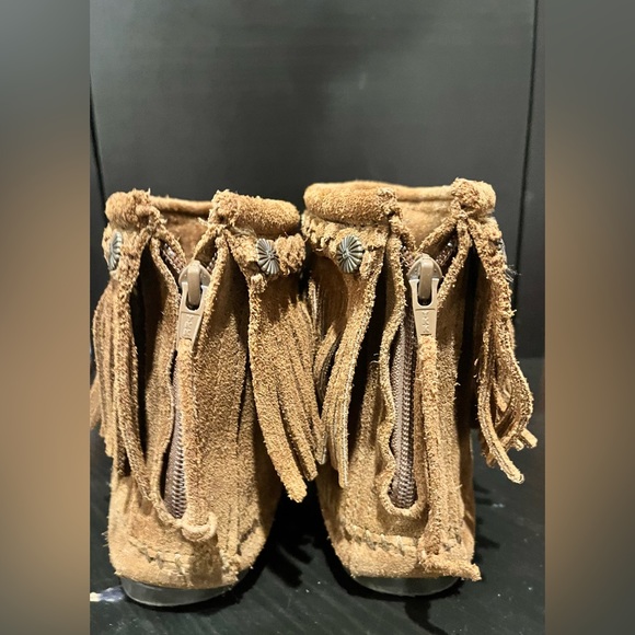 Minnetonka Women's Hi-top Fringe Back Zip Boot Color: Taupe Suede Size: 8.5 - Picture 6 of 7